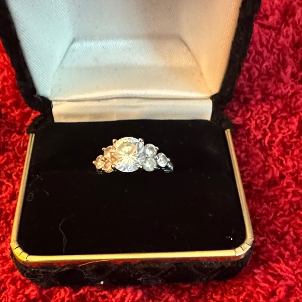 Elegant Silver Women's Ring 2 carat 925 setting Cubic zirconia